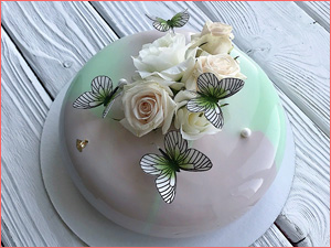 Муссовый торт с бабочками и цветами на свадьбу