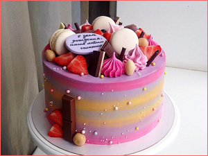 Розовый бисквитный торт с капкейками на день рождение