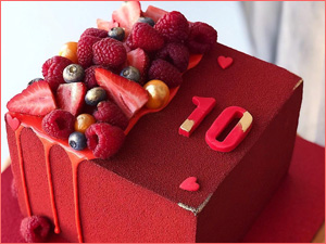 Ягодный красивый красный торт с ягодами