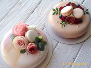 Свадебный муссовый торт с цветами и розовой глазурью