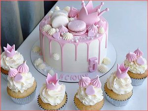 Бисквитный торт для принцессы на день рождения с капкейками