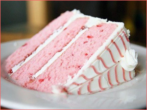 Вкусная розовая начинка для торта с ягодами и орехами