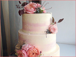 Бисквитный торт на свадьбу многоярусный с цветами