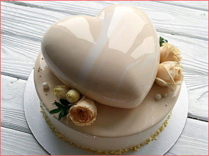 Муссовый свадебный торт в форме сердца
