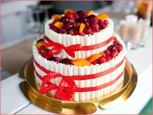 Торт на свадьбу с фруктами и ягодами