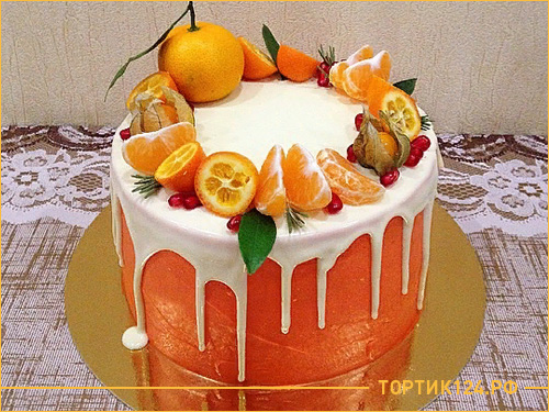 Морковный торт с корицей и фруктами