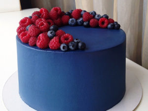 Синий бисквитный торт с ягодами
