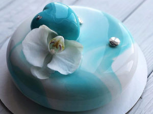 Муссовый голубой торт на свадьбу молодоженам