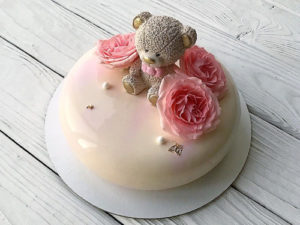 Светлый муссовый торт с мишкой и цветами