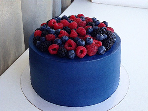 Синий торт с ягодами на работу и корпоратив