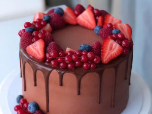 Шоколадный бисквитный торт с ягодами