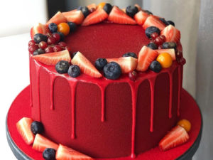 Красивый ягодный торт с брусникой, клубникой, черникой