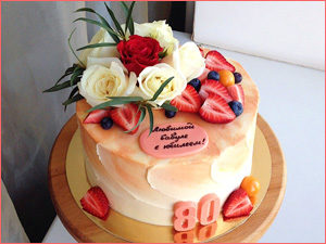 Бисквитный торт на юбилей бабушке 80 лет украшенный ягодами и цветами